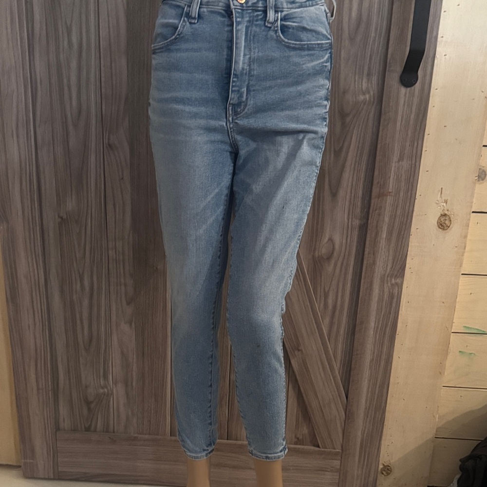 Stylish Light Blue Women's Cropped Jeans